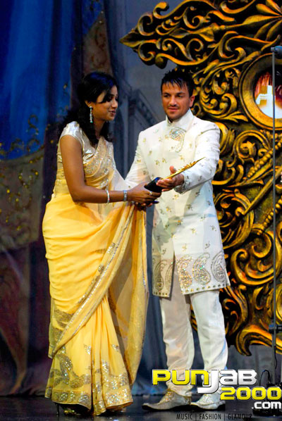 Peter Andre presenting Best Playback singer -female-Shreya Ghosal for Singh is King at IIFA Awards