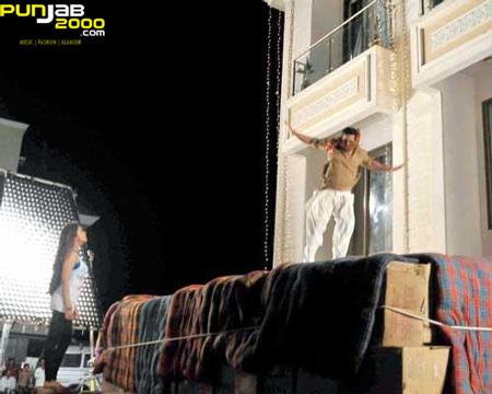 Lights, Camera, Action... Akshay Kumar Takes A Leap From The Sky in Khiladi 786.