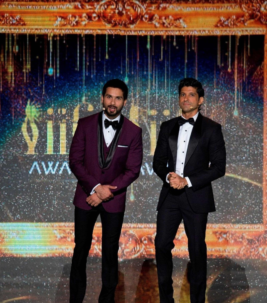 The-star-studded-IIFA-Awards-2016-to-be-hosted-by-charismatic-Bollywood-Actors-Farhan-Akhtar-Shahid-Kapoor
