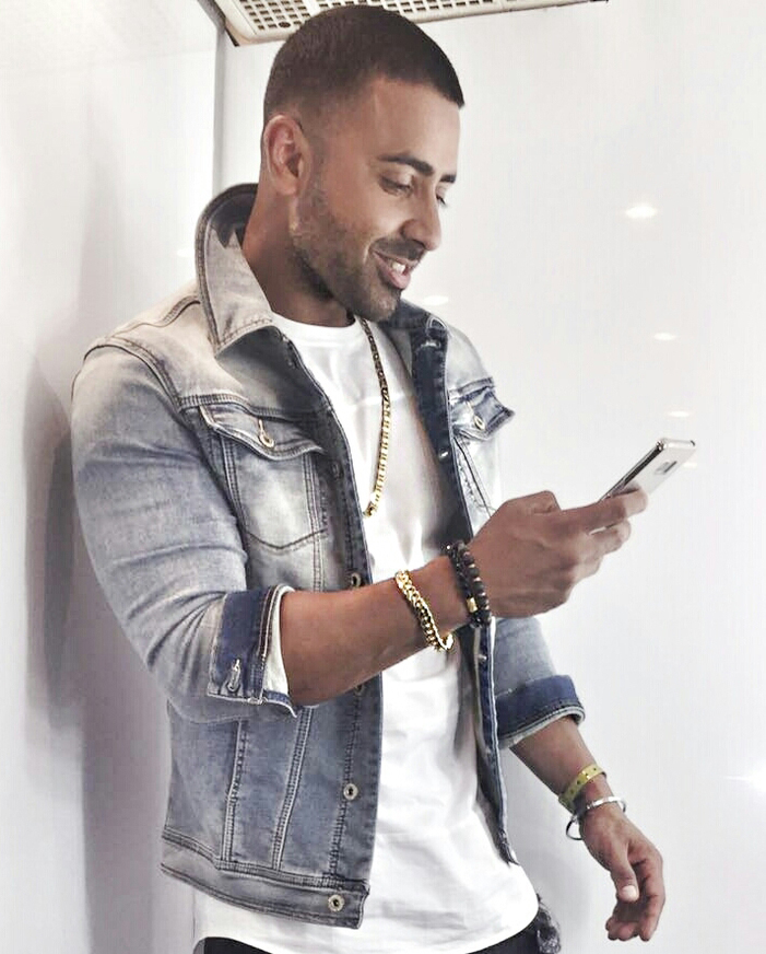 Jay Sean using the Bollyjis on his phone. 